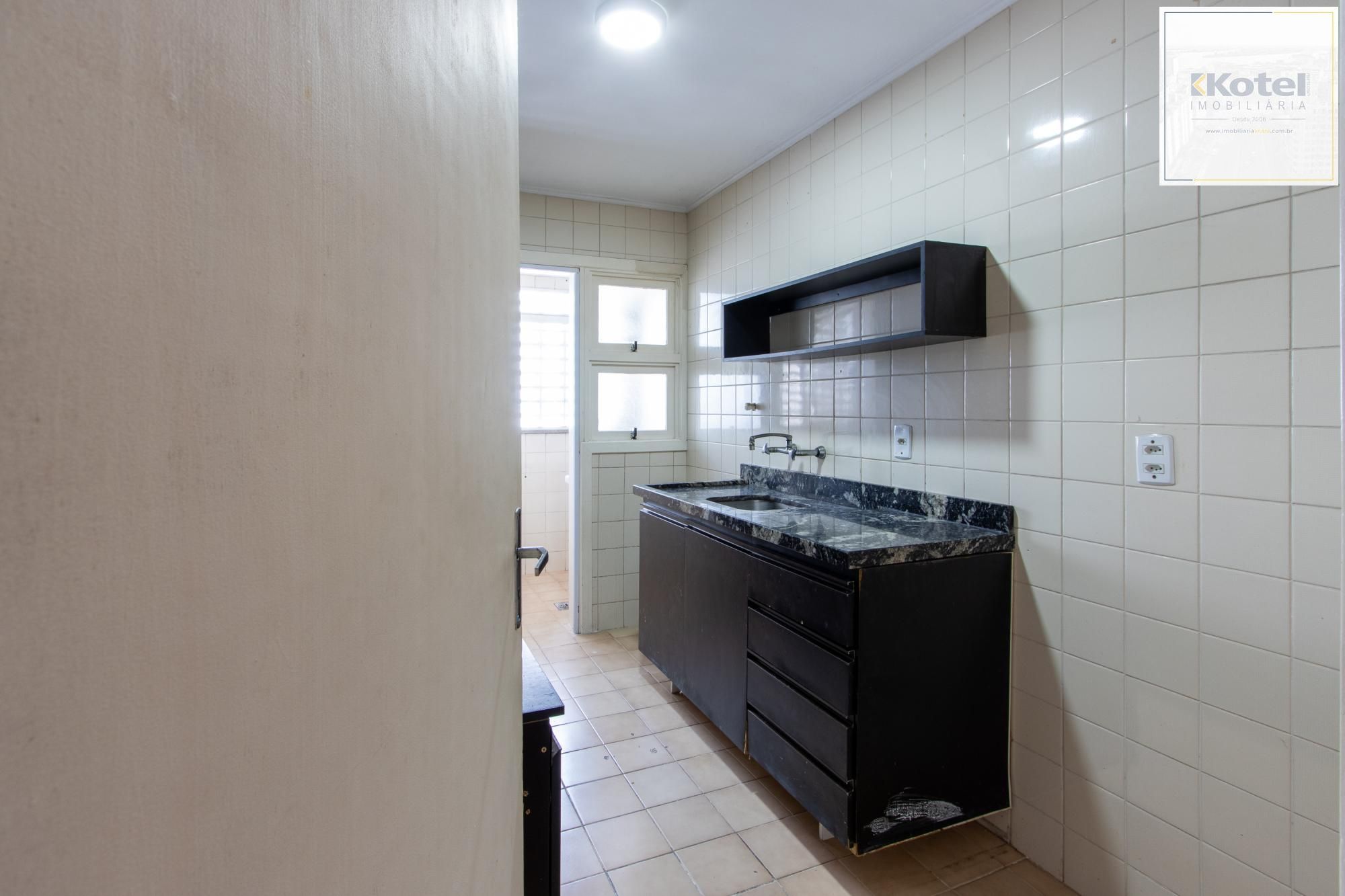 Cobertura com 137m², no Bairro Cristal, de 2 dormitórios, sento uma suíte, ampla sacada, churrasqueira, vista panorâmica, vaga coberta. — foto 3