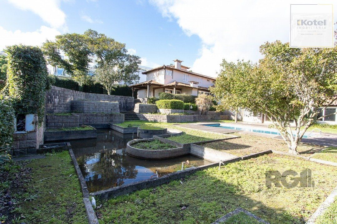 Casa Condomínio a Venda -  5 dormitórios, sendo 2 suítes, a master com lareira e closet, 4 vagas - Jardim do Sol