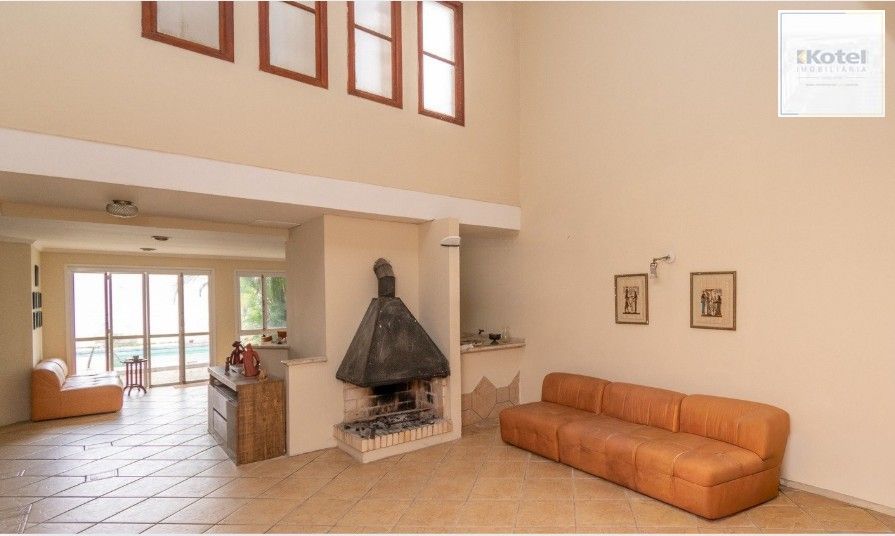 Casa de 3 quartos,1 suíte, closet, living com lareira, pátio, piscina e 2 vagas de garagem. — foto 4