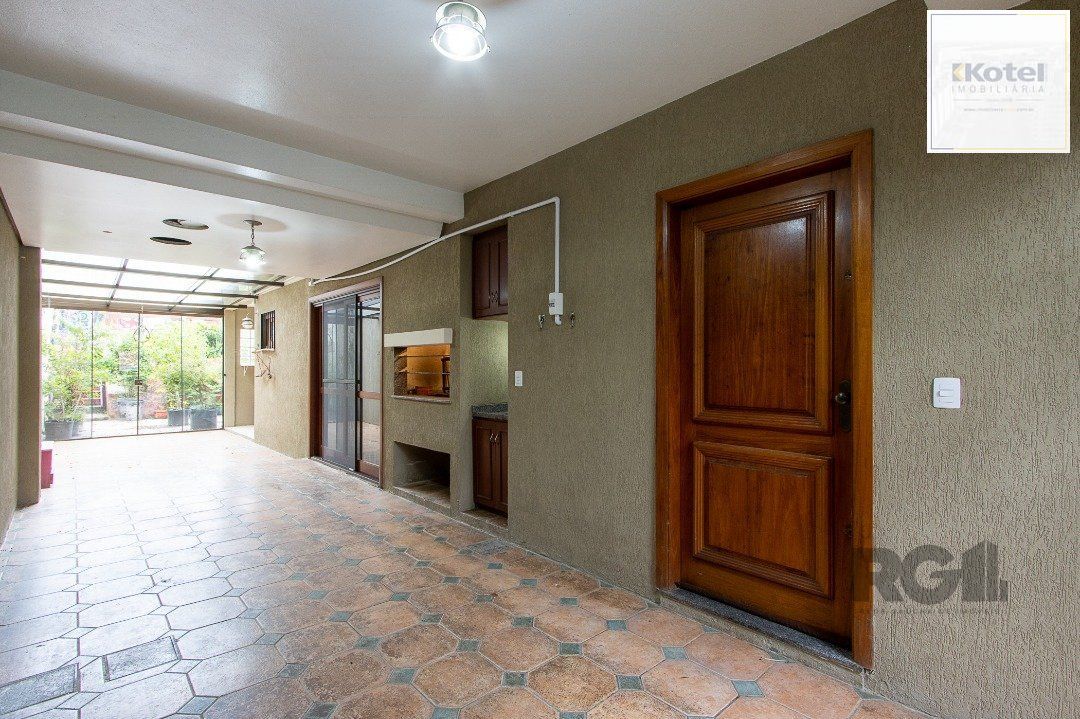 Casa de alvenaria, 3 dormitórios, 1 suíte e pátio com piscina, bairro Espírito Santo.