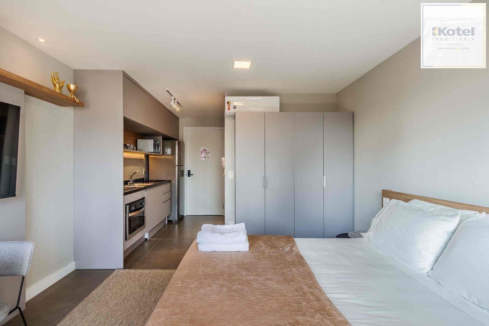 Studio de alto padrão construtivo mobiliado no bairro Moinhos de Vento, planta de 24,25 m² privativos com porcelanato, forro em gesso e aberturas em alumínio com vidros duplos.