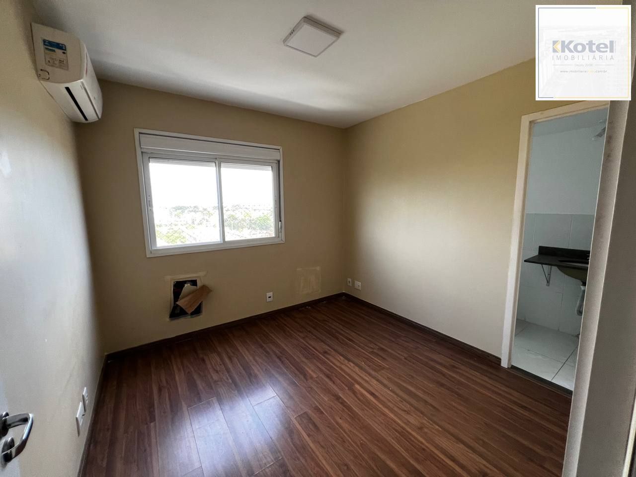 Apartamento de 3 dormitórios transformado em 2, 1 suíte e living com churrasqueira.