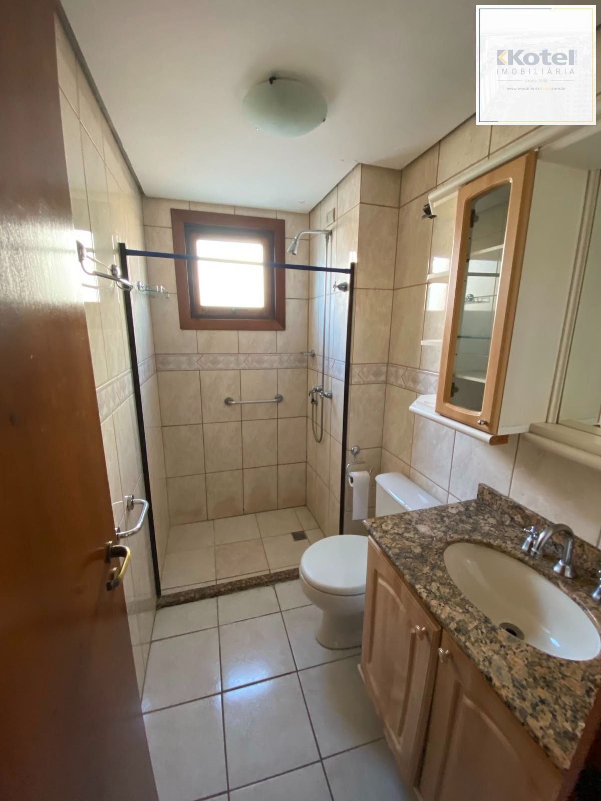 Apartamento Semimobiliado à Venda em Passo da Areia, Porto Alegre, RS
