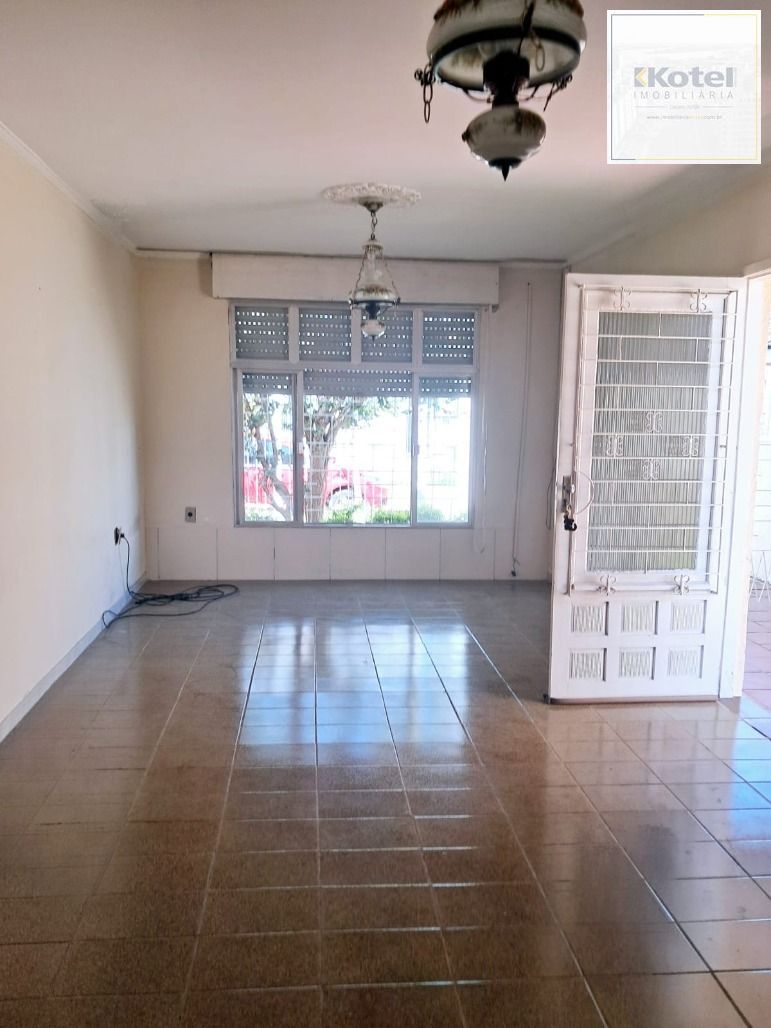 Boa casa térrea, com 03 dormitórios (sendo 01 suíte), sala, 02 banheiros