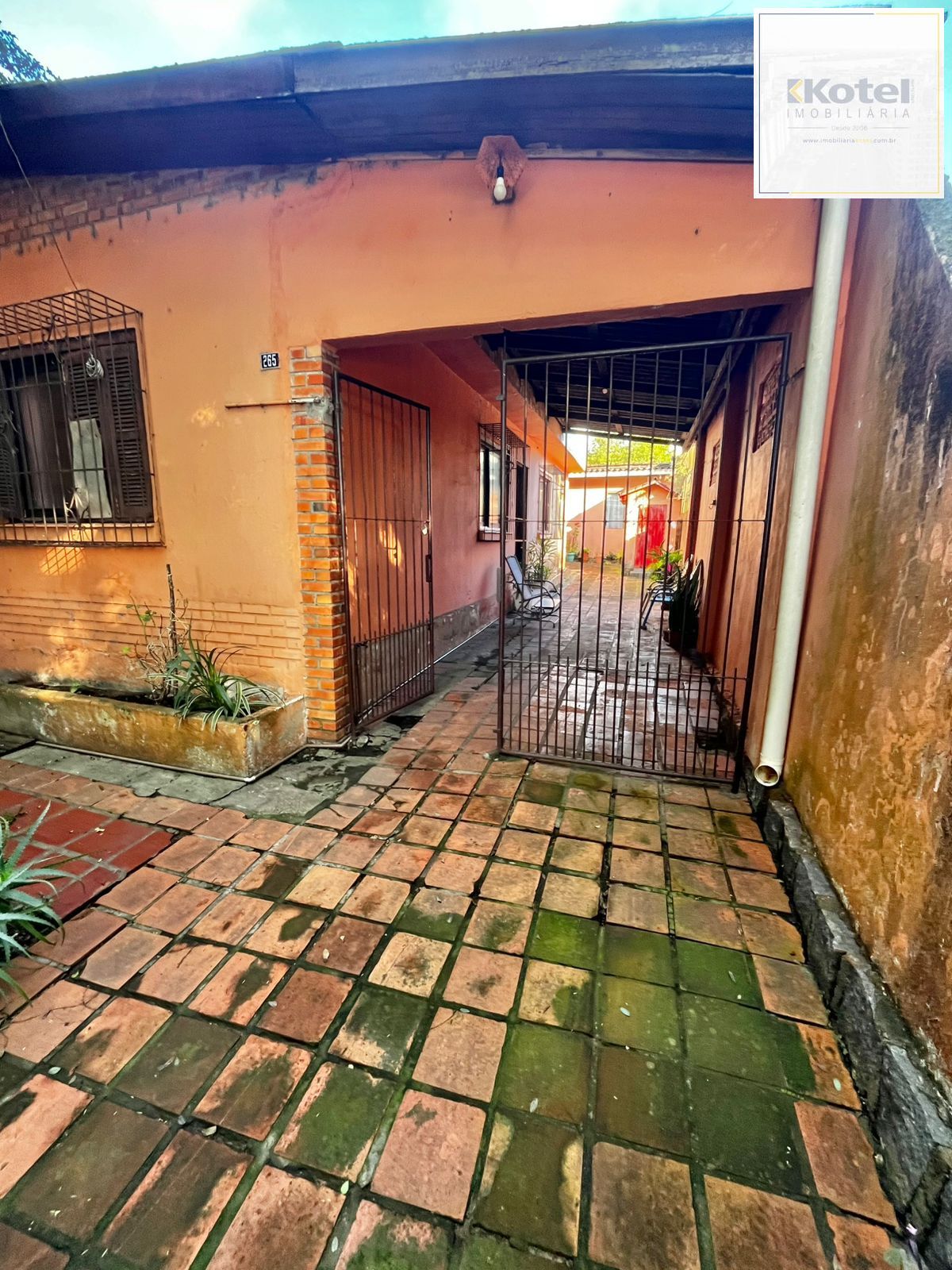 Casa na Rua Marista, Partenon, com 11,00 de frente por 23,00 de frente a fundos — foto 4