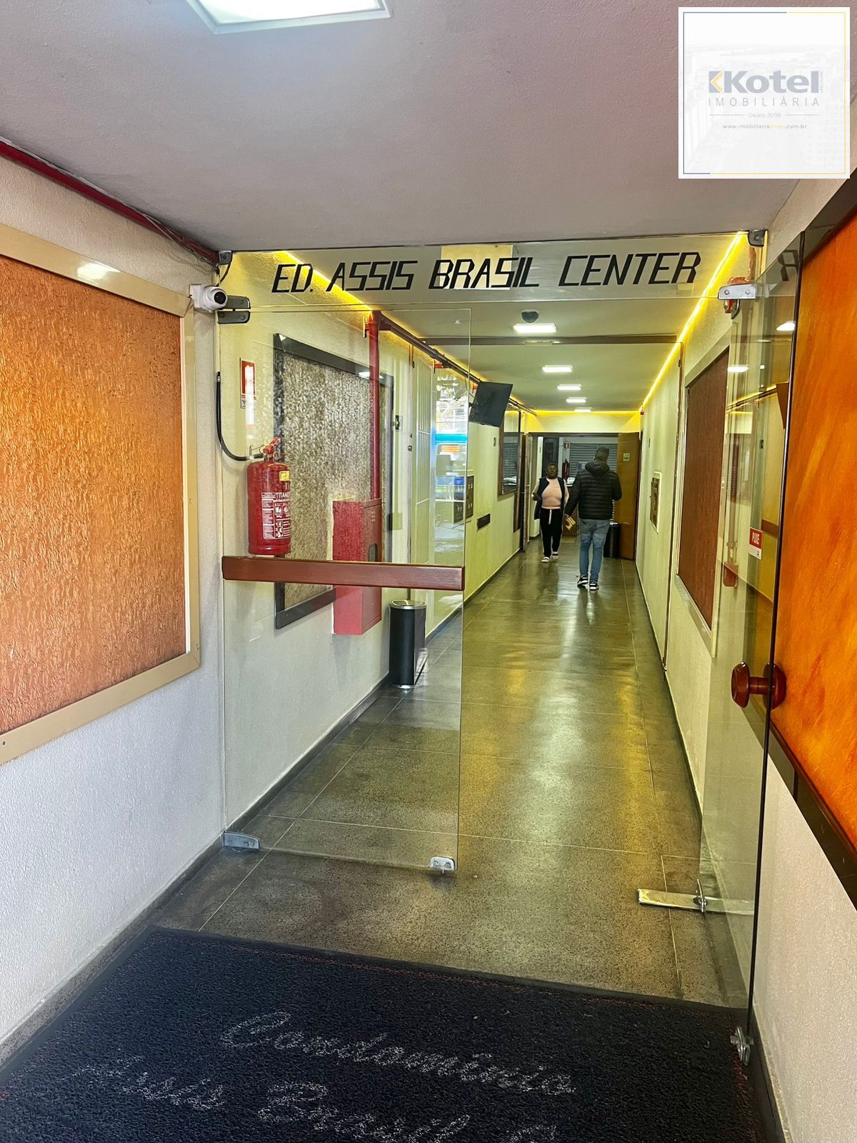 Sala comercial, Av Assis Brasil, 34 m², prédio com elevador, sala com banheiro