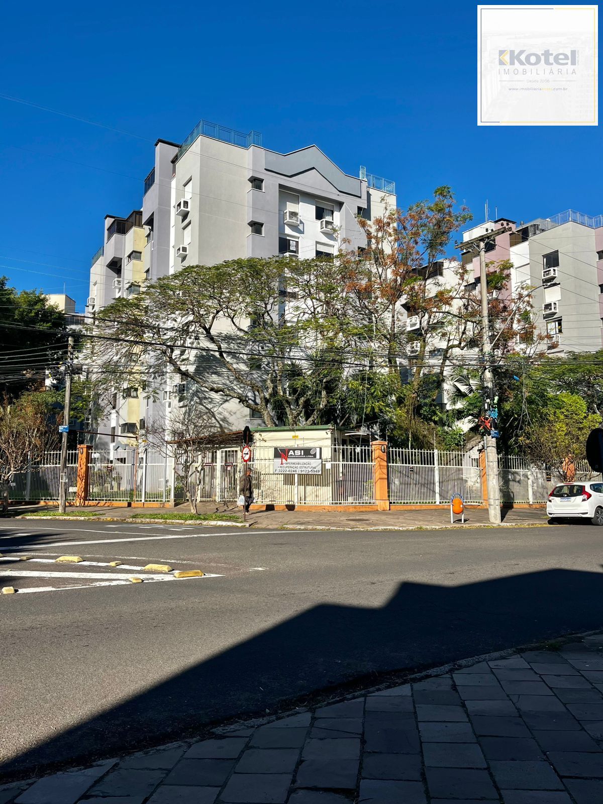 Apto 03 dorm com suíte, térreo, 02 vagas e depósito no Cristo Redentor