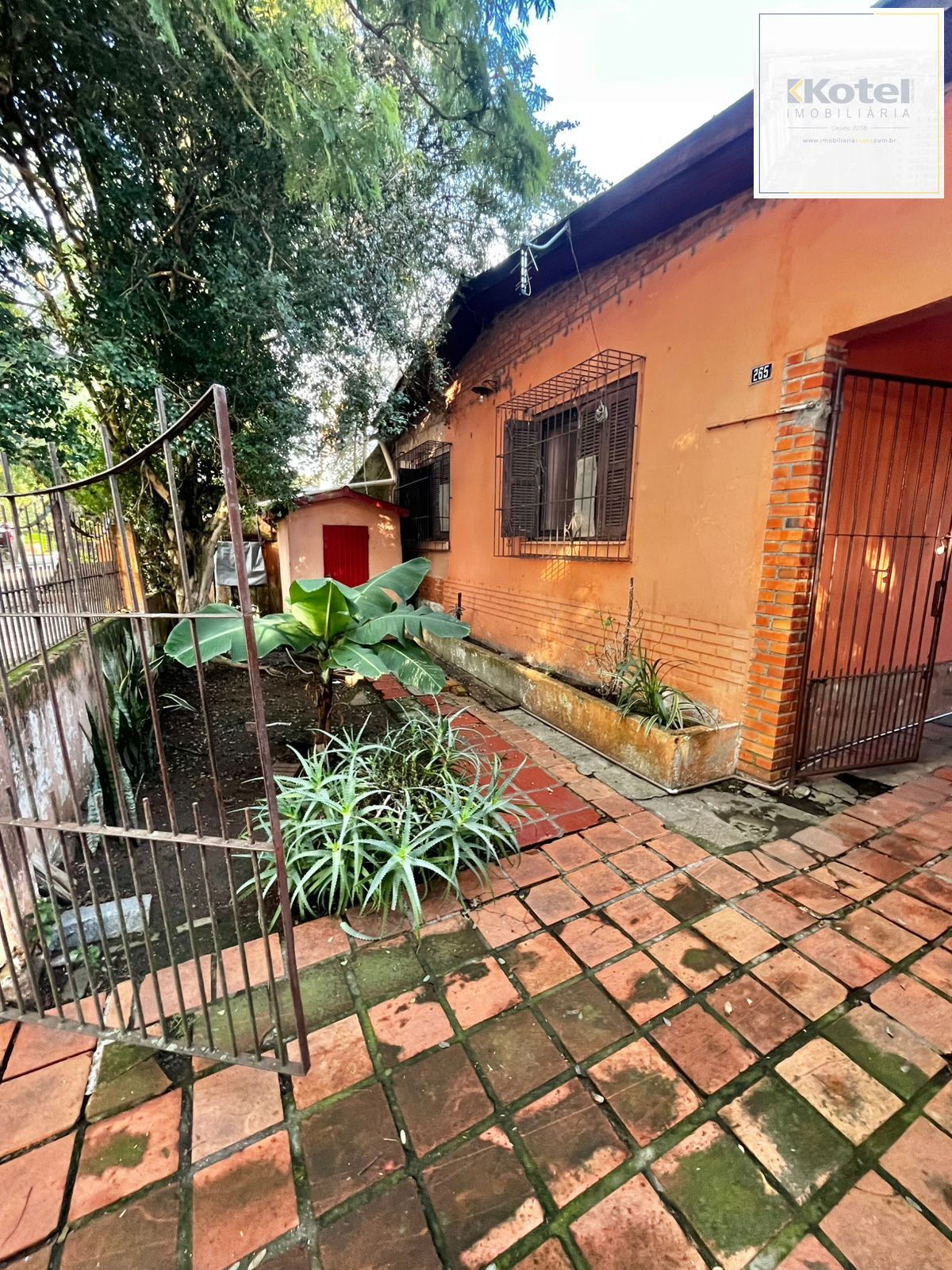 Casa na Rua Marista, Partenon, com 11,00 de frente por 23,00 de frente a fundos — foto 3