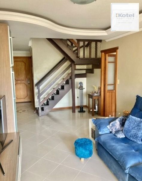 Excelente cobertura, 03 dorm com suite, churrasqueira, piscina e vista.