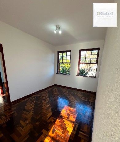 Apto de 02 dorm, sala, banho, cozinha, todo reformado, piso parquet, 01 vaga — foto 3