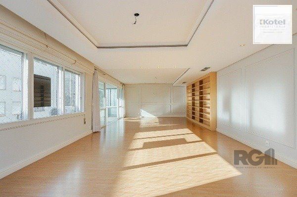 Vende-se luxuoso apartamento 3 quartos c/ suíte, dependência de empregada, gabinete, 2 vagas cobertas - 283m² - Moinhos de Vento — foto 2