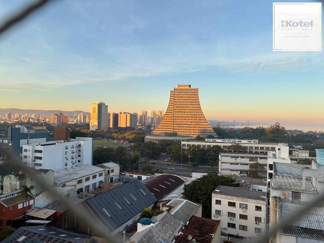 Vende-se studio semimobiliado no Centro Histórico