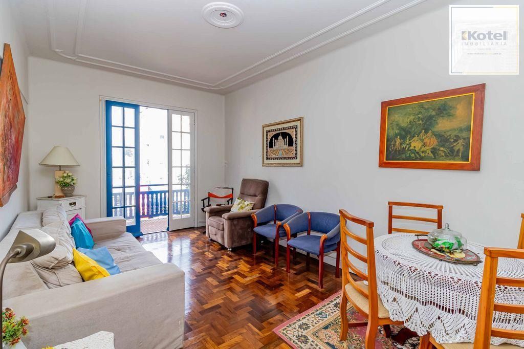 Vende-se apartamento com 2 quartos, sacada e 1 vaga – 113 m² – Moinhos de Vento