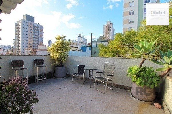 Bela cobertura 2 quartos com suíte e vaga coberta, sacada e piscina - 123m² - Bairro Petrópolis