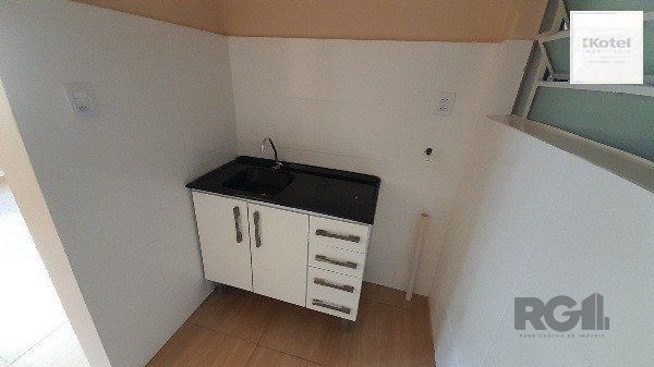 Vende-se belo Studio reformado próximo a Santa Casa, sol da manhã em andar alto - 31m² - Centro Histórico