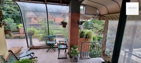 Vende-se ampla casa 6 quartos, 2 suítes, 5 vagas de garagem, churrasqueira e duas entradas individuais - 360m² - Chácara das Pedras — foto 2