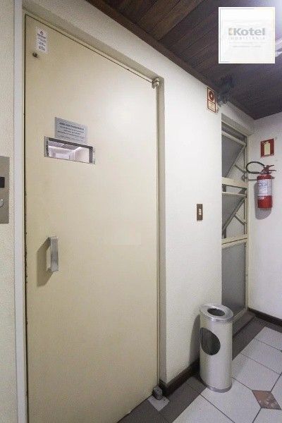 Vende-se cobertura com 1 quarto, churrasqueira, terraço, 80m² e 1 vaga - Bom Fim