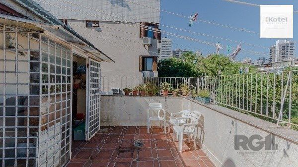 Vende-se excelente cobertura 2 quartos com suíte, 3 vagas de garagem com 156m² no Petrópolis — foto 2