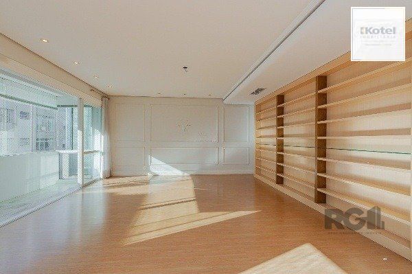 Vende-se luxuoso apartamento 3 quartos c/ suíte, dependência de empregada, gabinete, 2 vagas cobertas - 283m² - Moinhos de Vento — foto 3