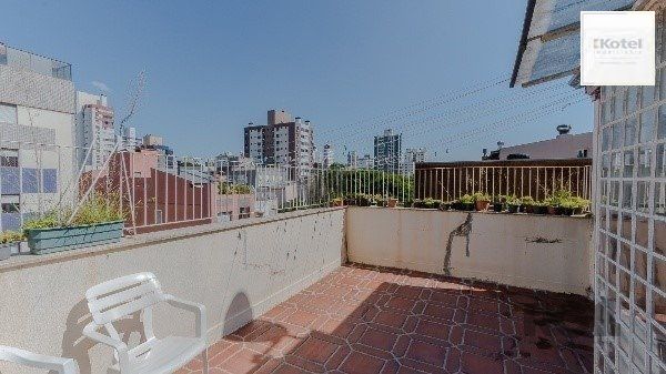 Vende-se excelente cobertura 2 quartos com suíte, 3 vagas de garagem com 156m² no Petrópolis — foto 3