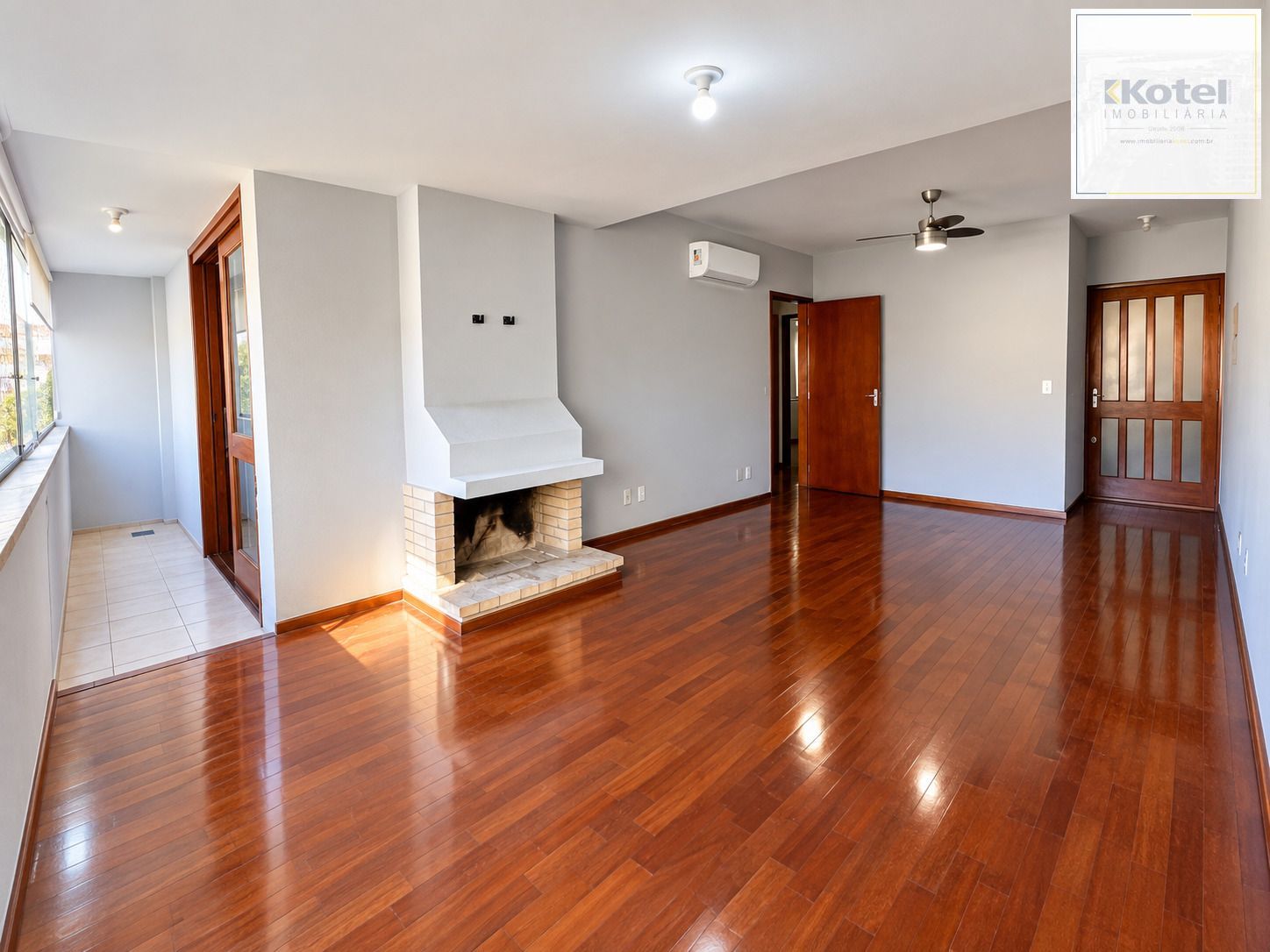 SALA-AMPLA-COM-LAREIRA-E-AR-CONDICIONADO