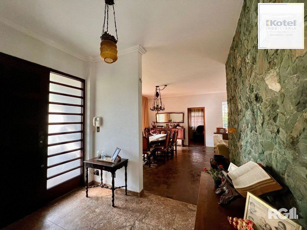 Casa térrea, com 3 dormitórios, sendo 2 suítes, 5 vagas, piscina, no bairro Ipanema, em Porto Alegre, RS — foto 4