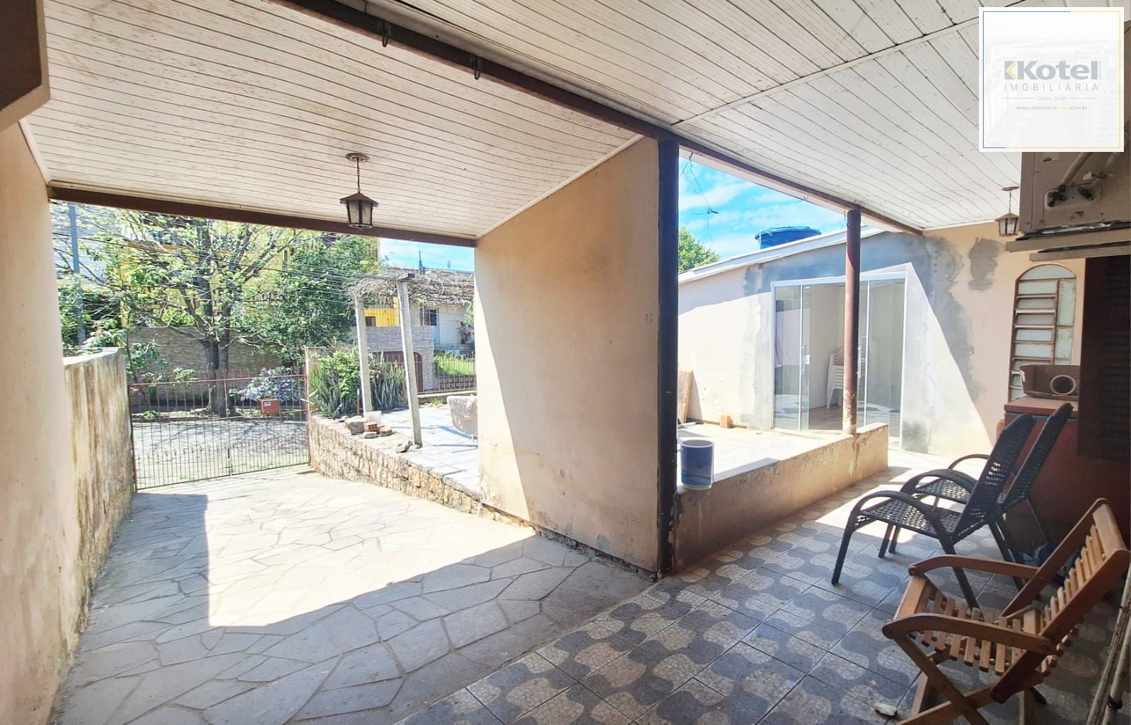 Se você procura uma casa com pátio e churrasqueira  para receber sua família e amigos , aqui é seu lugar!