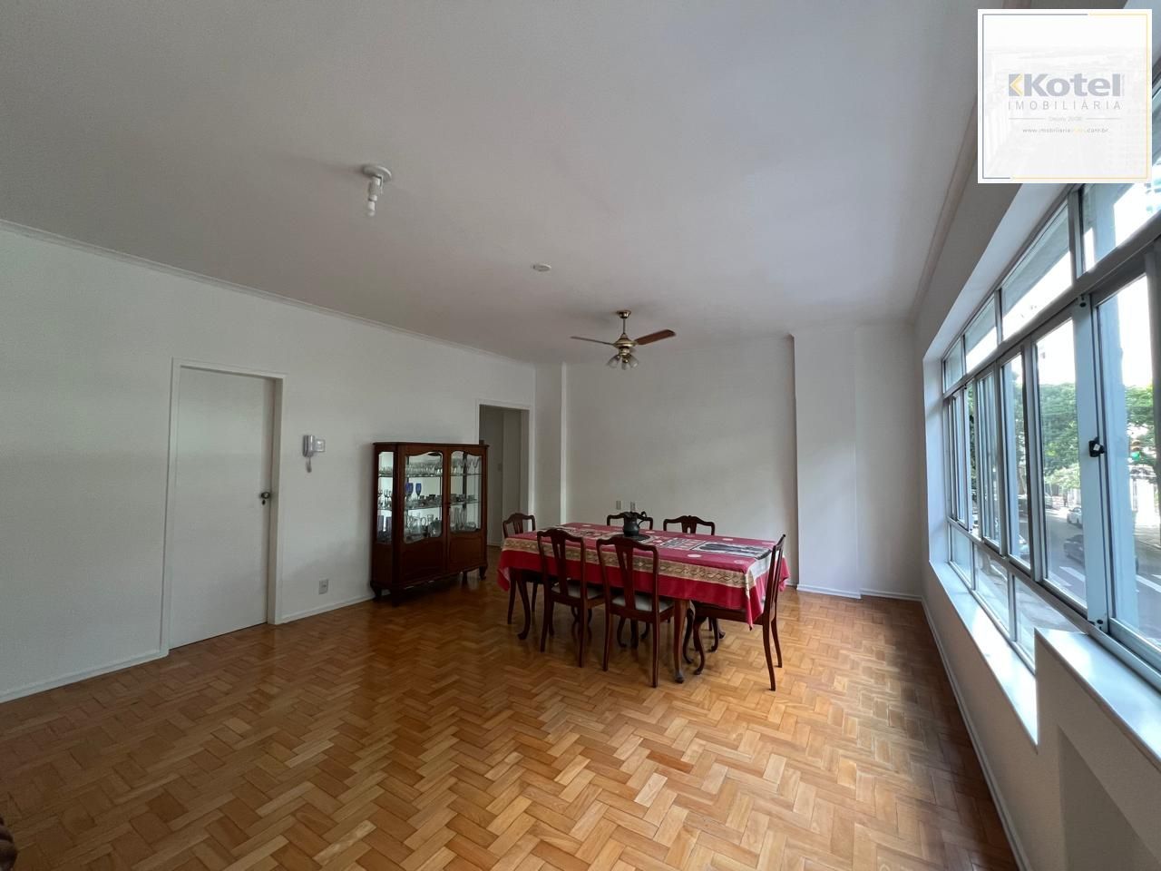 Apartamento amplo com 3 dormitórios,1 vaga, na Rua Duque de Caxias, Porto Alegre