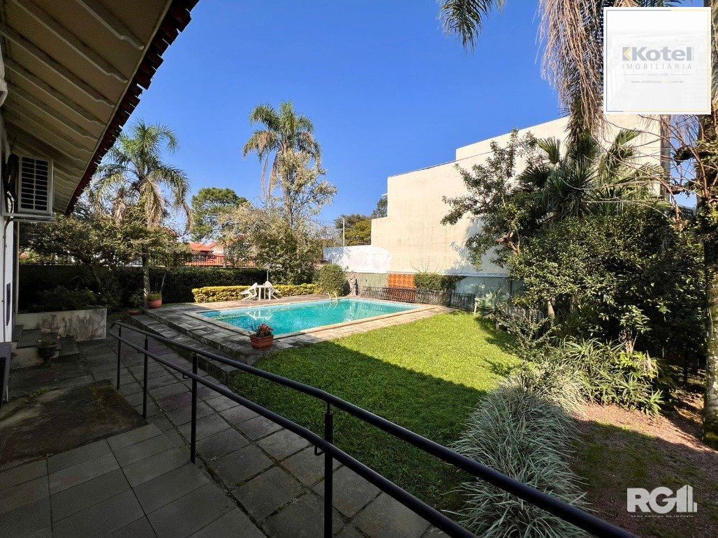 Casa térrea, com 3 dormitórios, sendo 2 suítes, 5 vagas, piscina, no bairro Ipanema, em Porto Alegre, RS