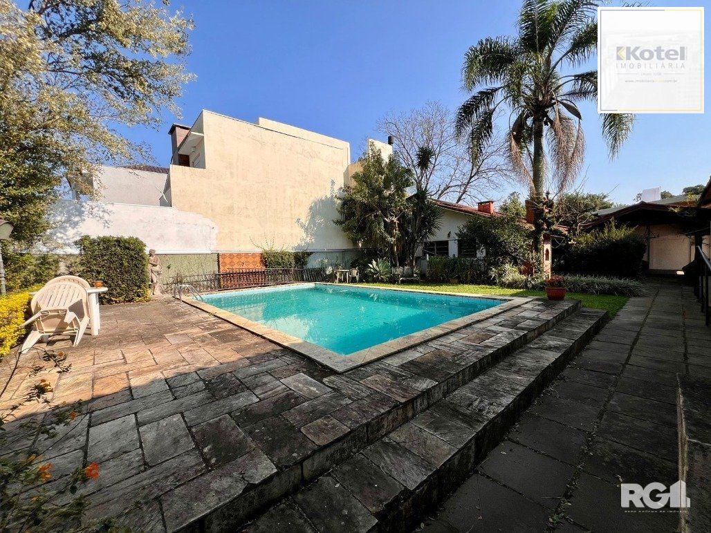 Casa térrea, com 3 dormitórios, sendo 2 suítes, 5 vagas, piscina, no bairro Ipanema, em Porto Alegre, RS — foto 2