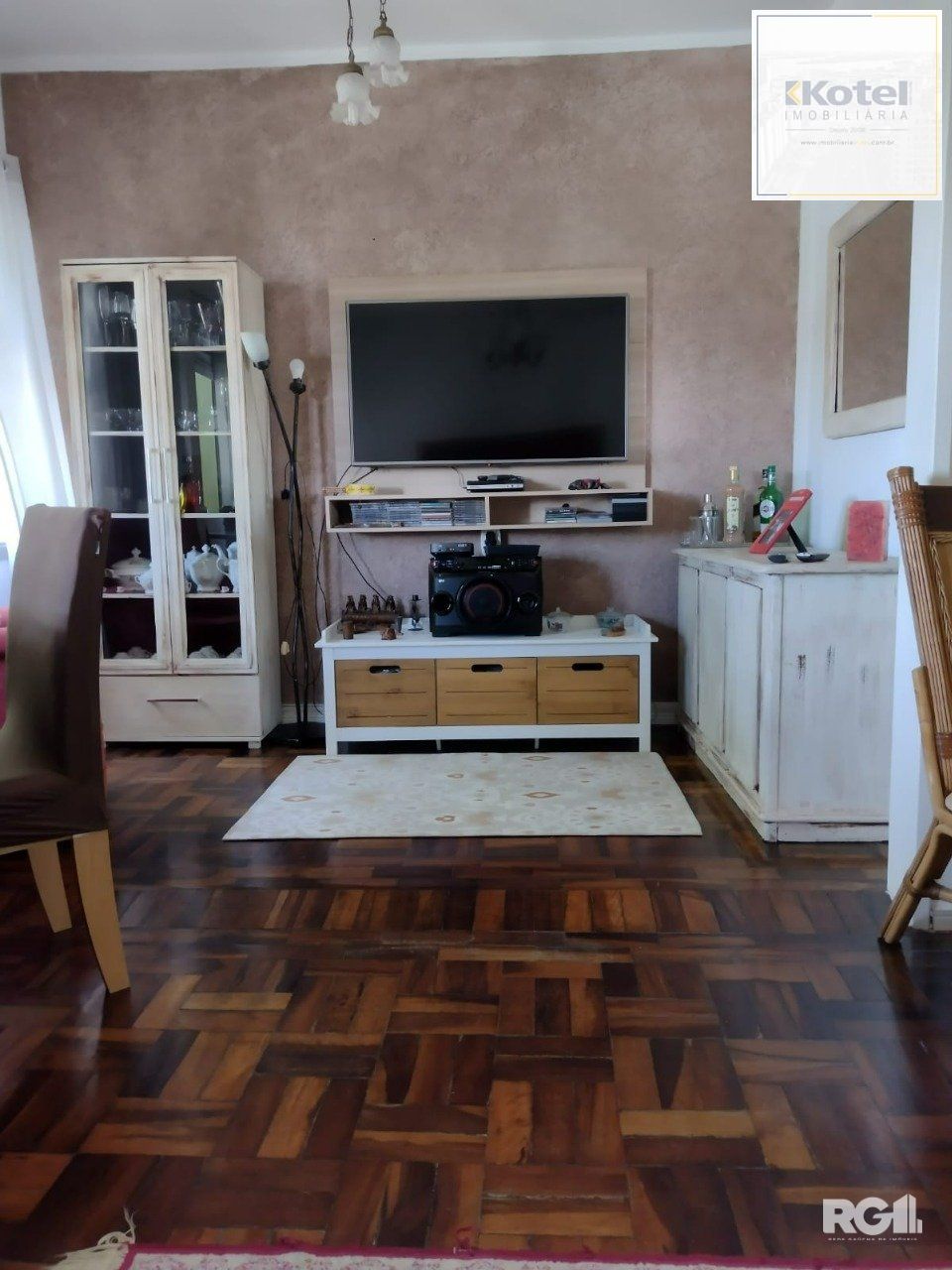 Apartamento de 2 dormitórios,  sala, cozinha, área de serviço separada, banheiro social. — foto 2