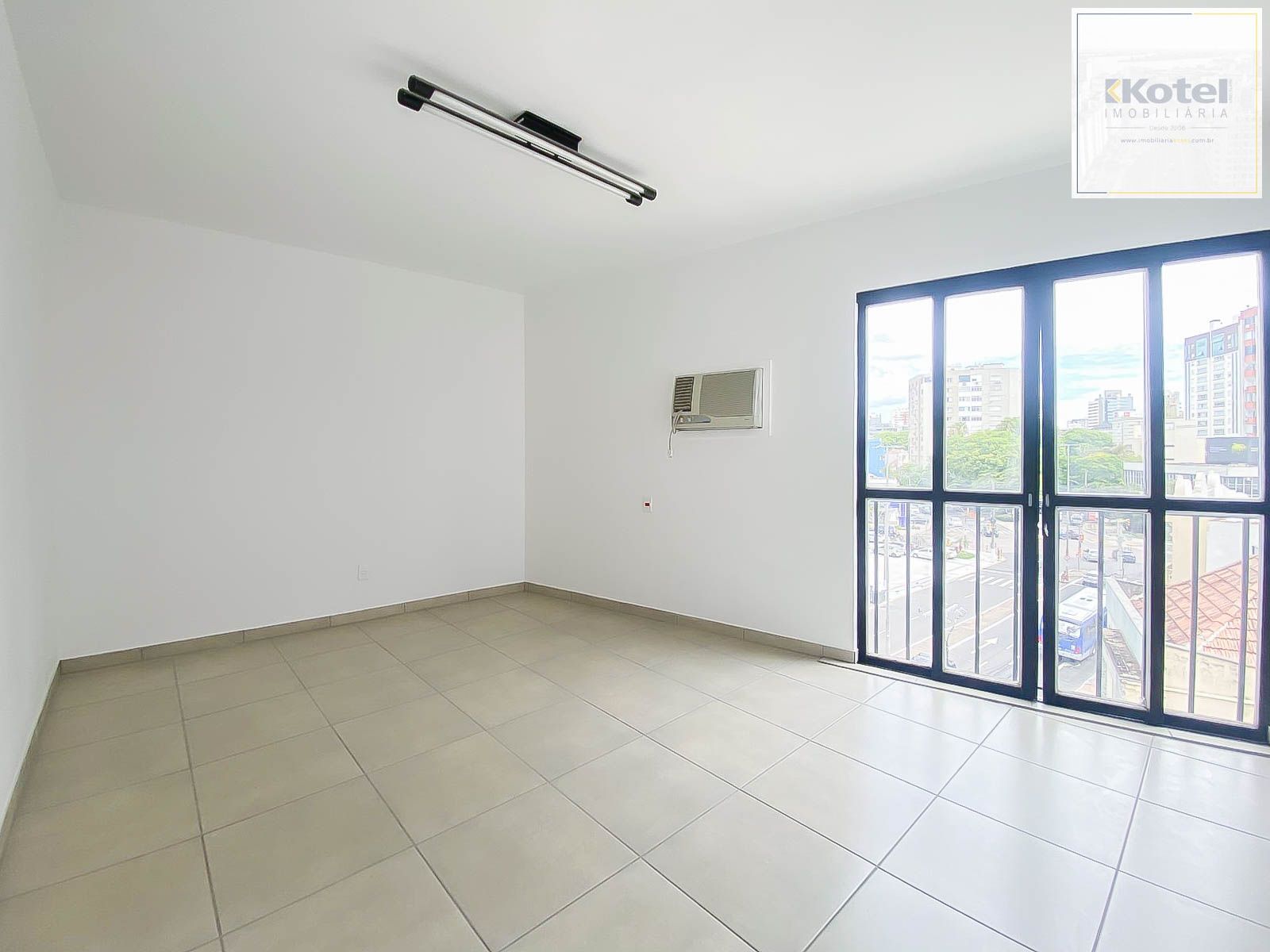 Sala Comercial à Venda na Av. Benjamin Constant – Andar Alto e Portaria