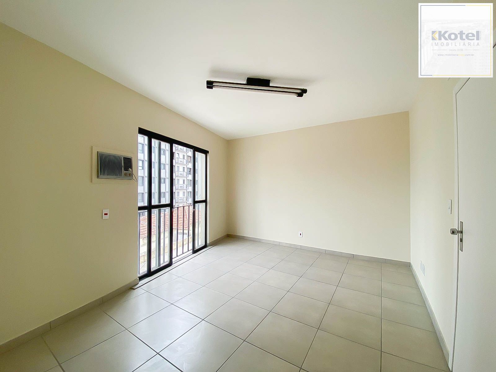 Sala Comercial à Venda na Av. Benjamin Constant – Andar Alto e Portaria