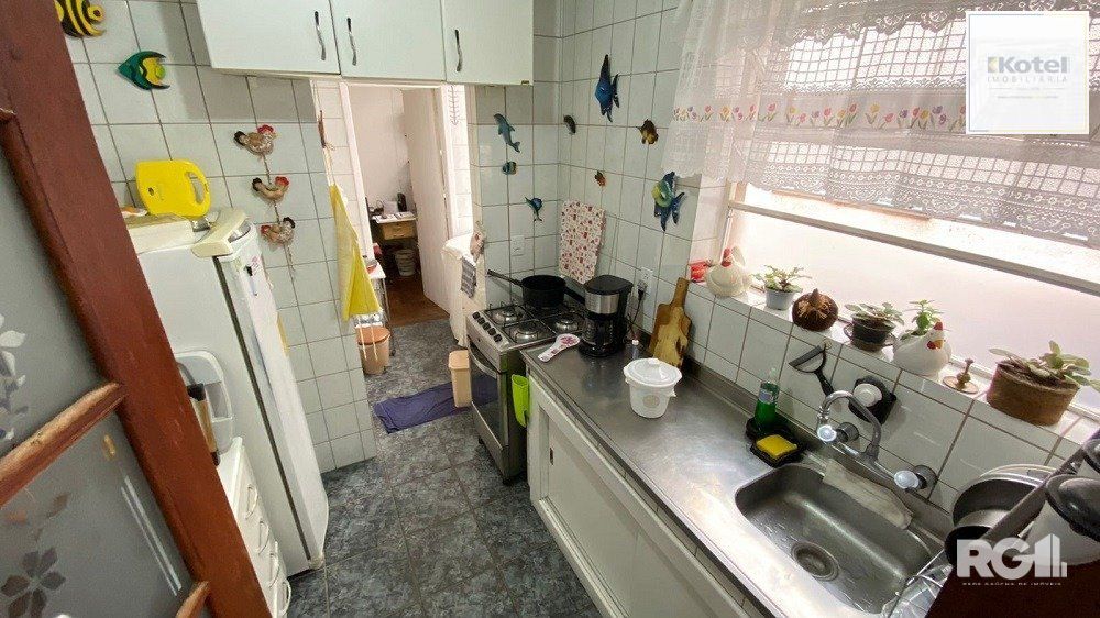 Apartamento à venda no Menino Deus, com 3 quartos (sendo 1 suíte), 3 banheiros, 1 vaga de garagem.