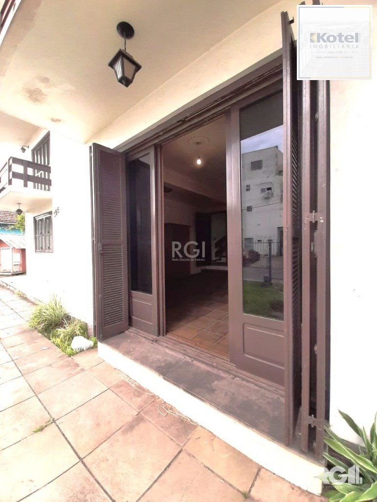 Casa com 351,60m2 de área construída em propriedade de 743m2 no Bairro Jardim Carvalho.