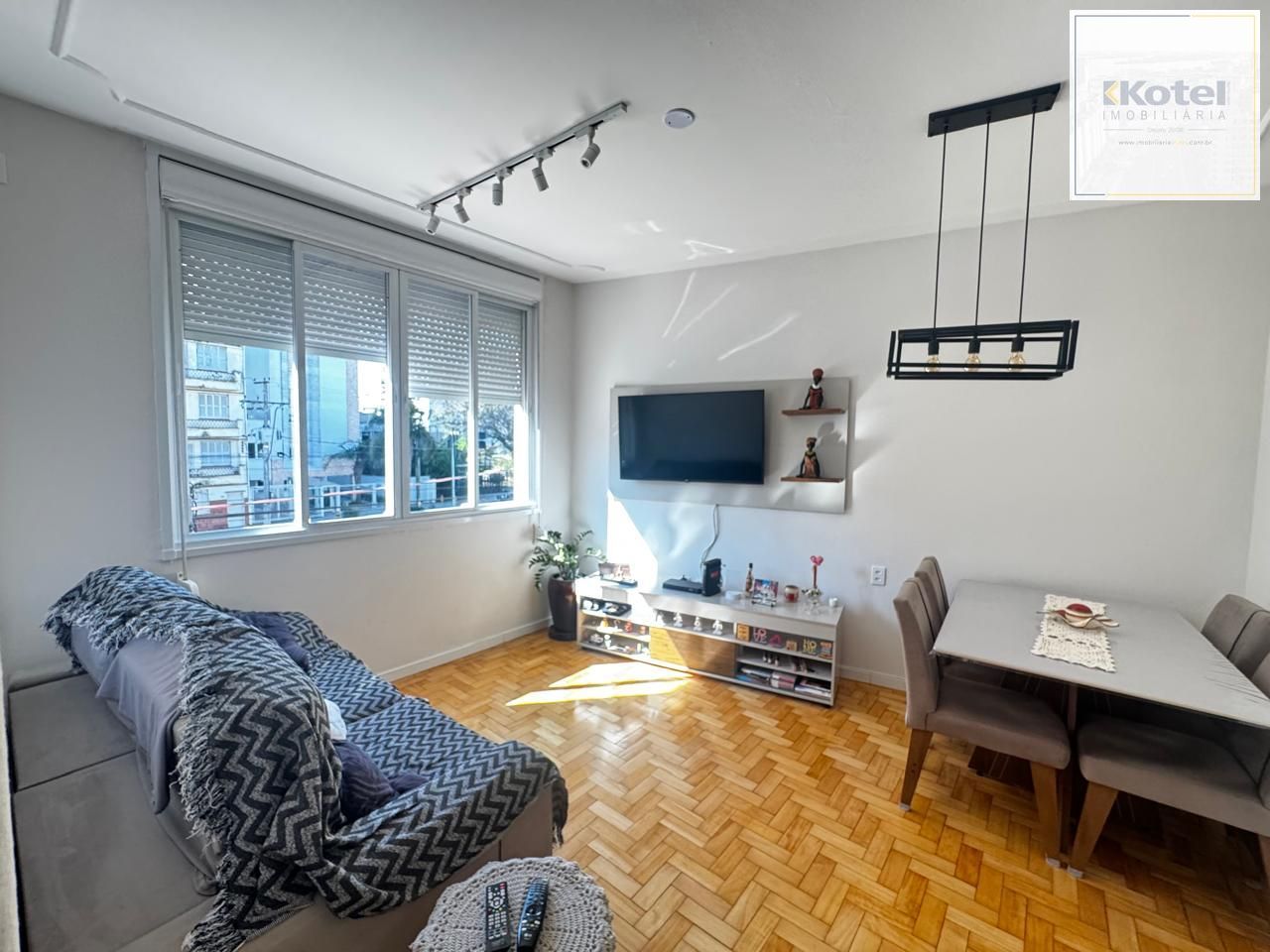 Apartamento de 2 Dormitórios totalmente reformado com churrasqueira