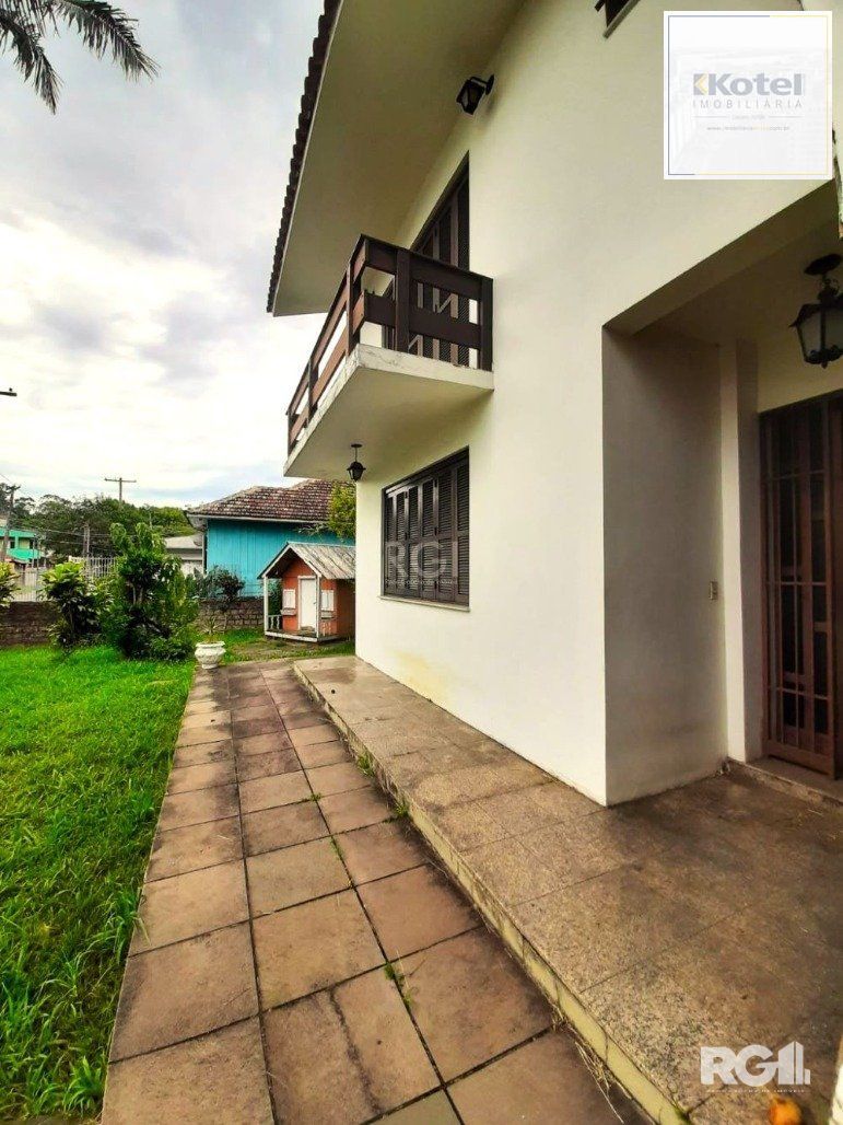 Casa com 351,60m2 de área construída em propriedade de 743m2 no Bairro Jardim Carvalho.