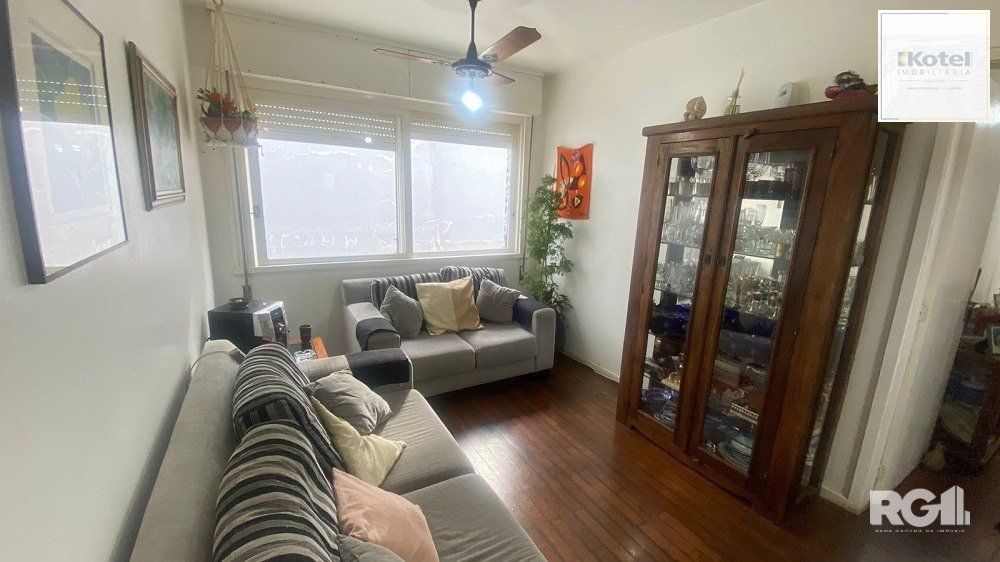 Apartamento à venda no Menino Deus, com 3 quartos (sendo 1 suíte), 3 banheiros, 1 vaga de garagem.