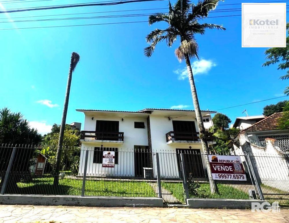 Casa com 351,60m2 de área construída em propriedade de 743m2 no Bairro Jardim Carvalho.