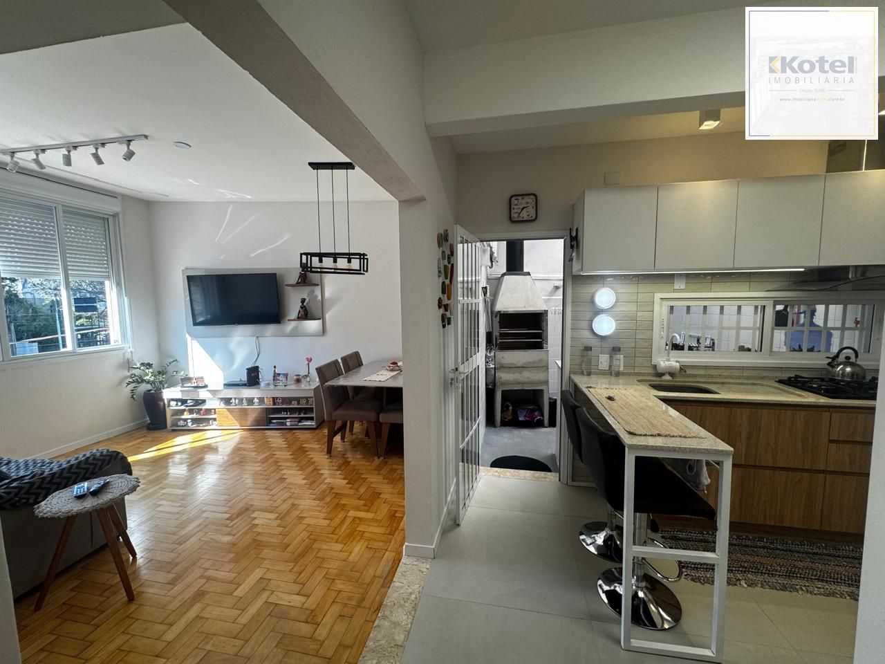 Apartamento de 2 Dormitórios totalmente reformado com churrasqueira