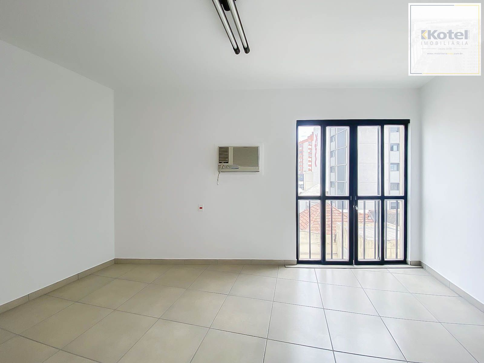 Sala Comercial à Venda na Av. Benjamin Constant – Andar Alto e Portaria