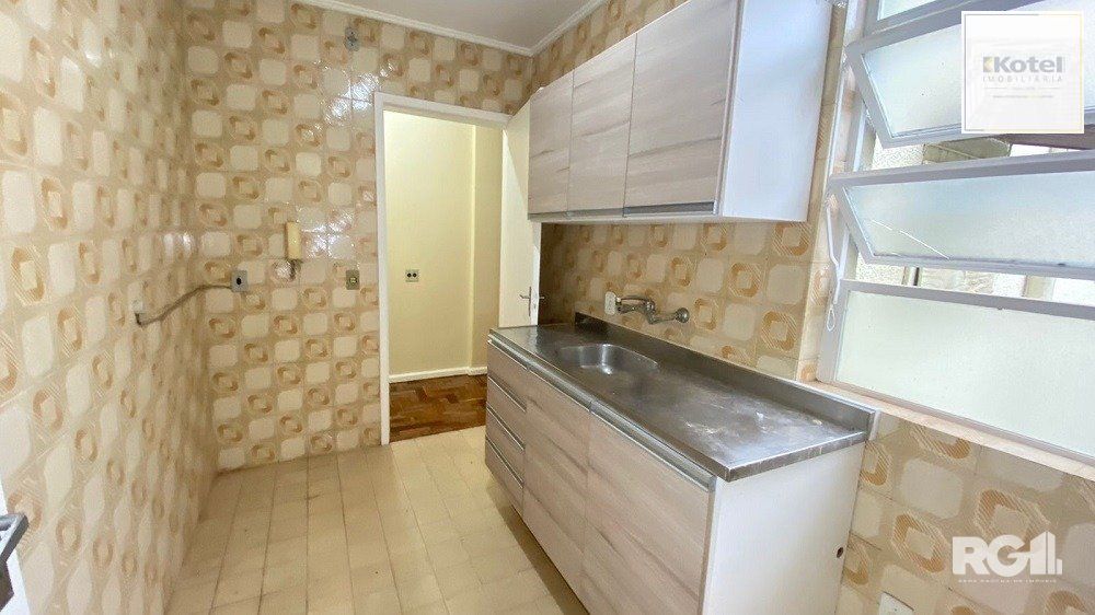 APARTAMENTO DE 2 DORMITÓRIOS, BANHEIRO SOCIAL E LAVABO AUXILIAR NA CIDADE BAIXA.