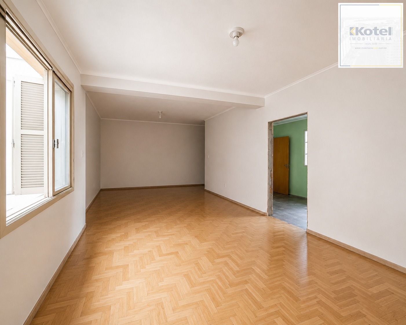 SALA-DE-ESTAR-AMPLA-COM-JANELA