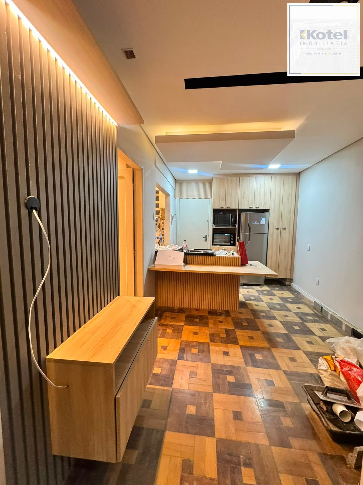sala-com-painel-para-vt-e estante