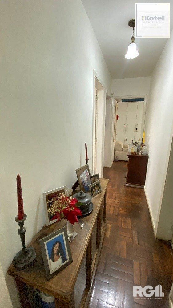Apartamento à venda no Menino Deus, com 3 quartos (sendo 1 suíte), 3 banheiros, 1 vaga de garagem.