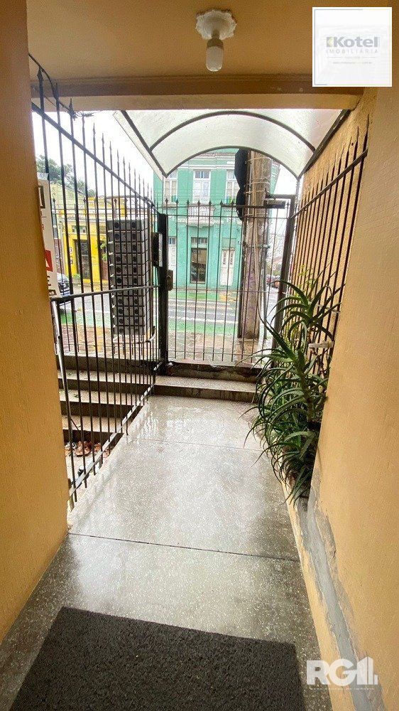 APARTAMENTO DE 2 DORMITÓRIOS, BANHEIRO SOCIAL E LAVABO AUXILIAR NA CIDADE BAIXA.