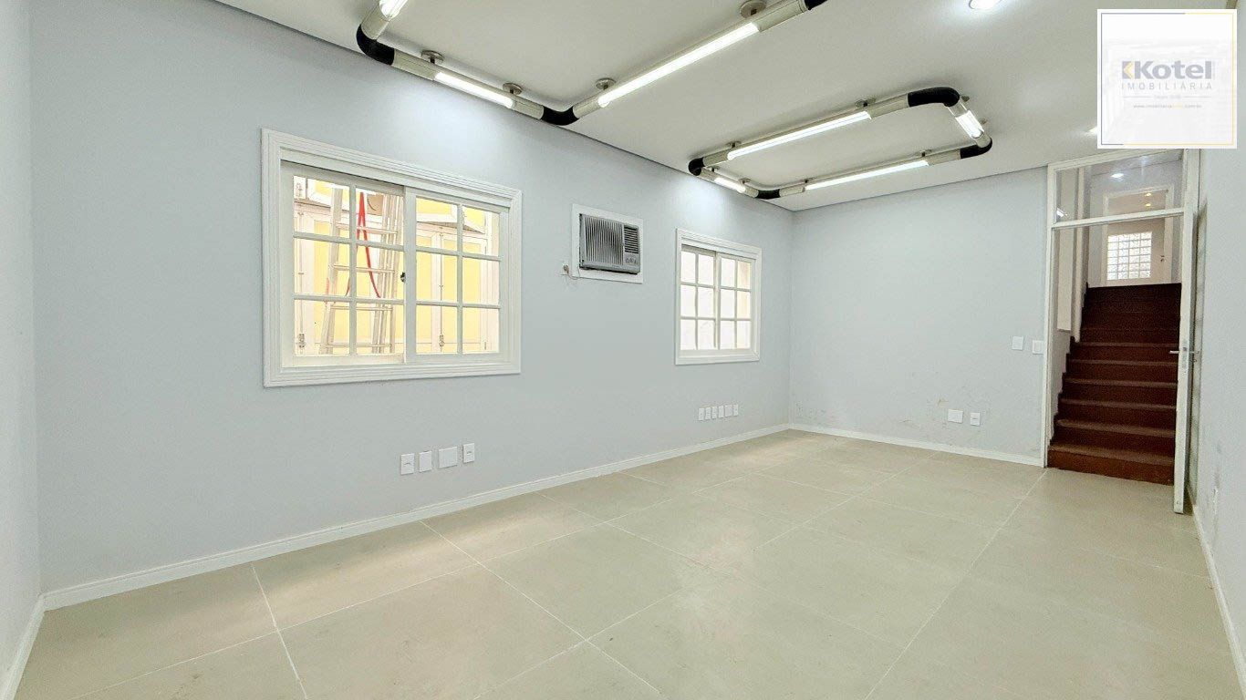 sala-ampla-iluminação-natural-bem ventilada