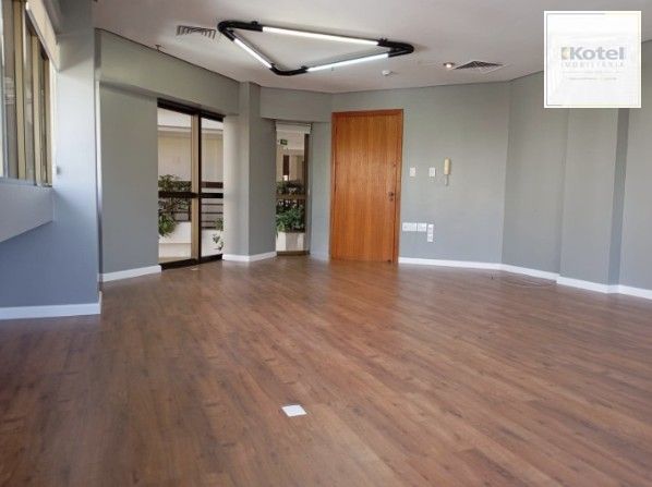 Oportunidade de Investimento. Sala Comercial para venda já locada no bairro Moinhos de Vento. Invista com segurança e rentabilidade imediata.