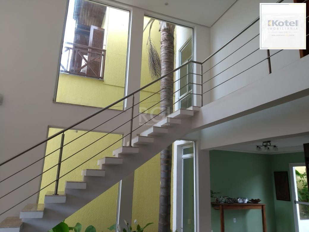 Casa para Venda - 300m², 3 dormitórios, sendo 3 suites, 6 vagas - São Lucas