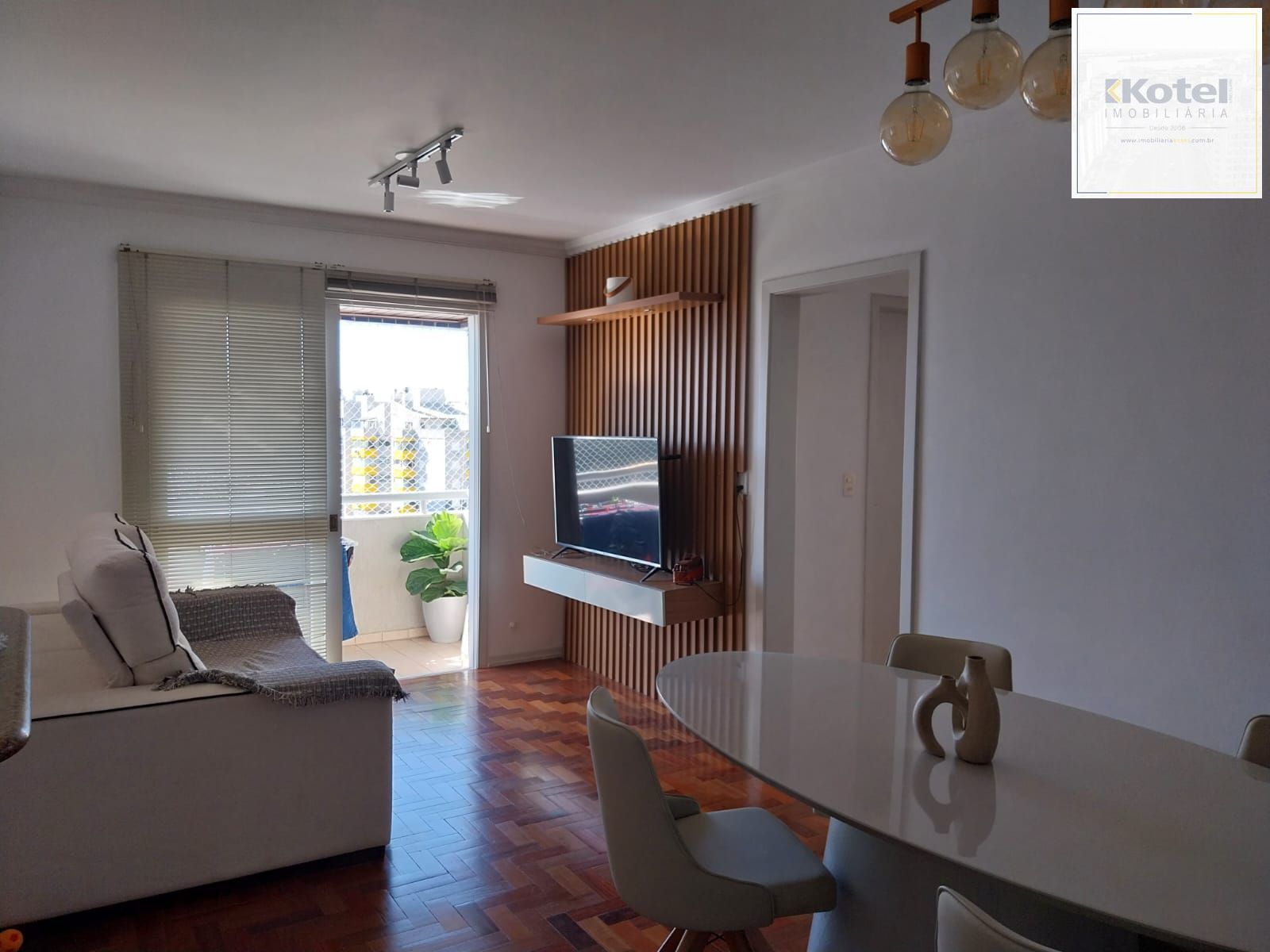 Apartamento de 2 dormitórios com vaga de garagem e sacada no Bairro Santana — foto 2